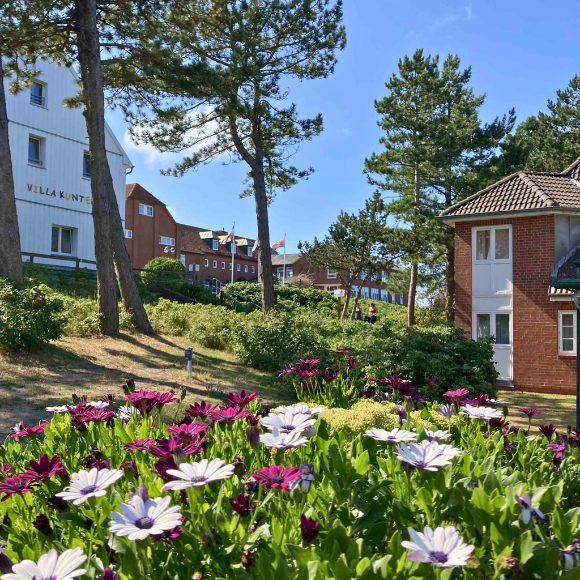 Außenansicht eines Klinik-Gebäudes auf Amrum