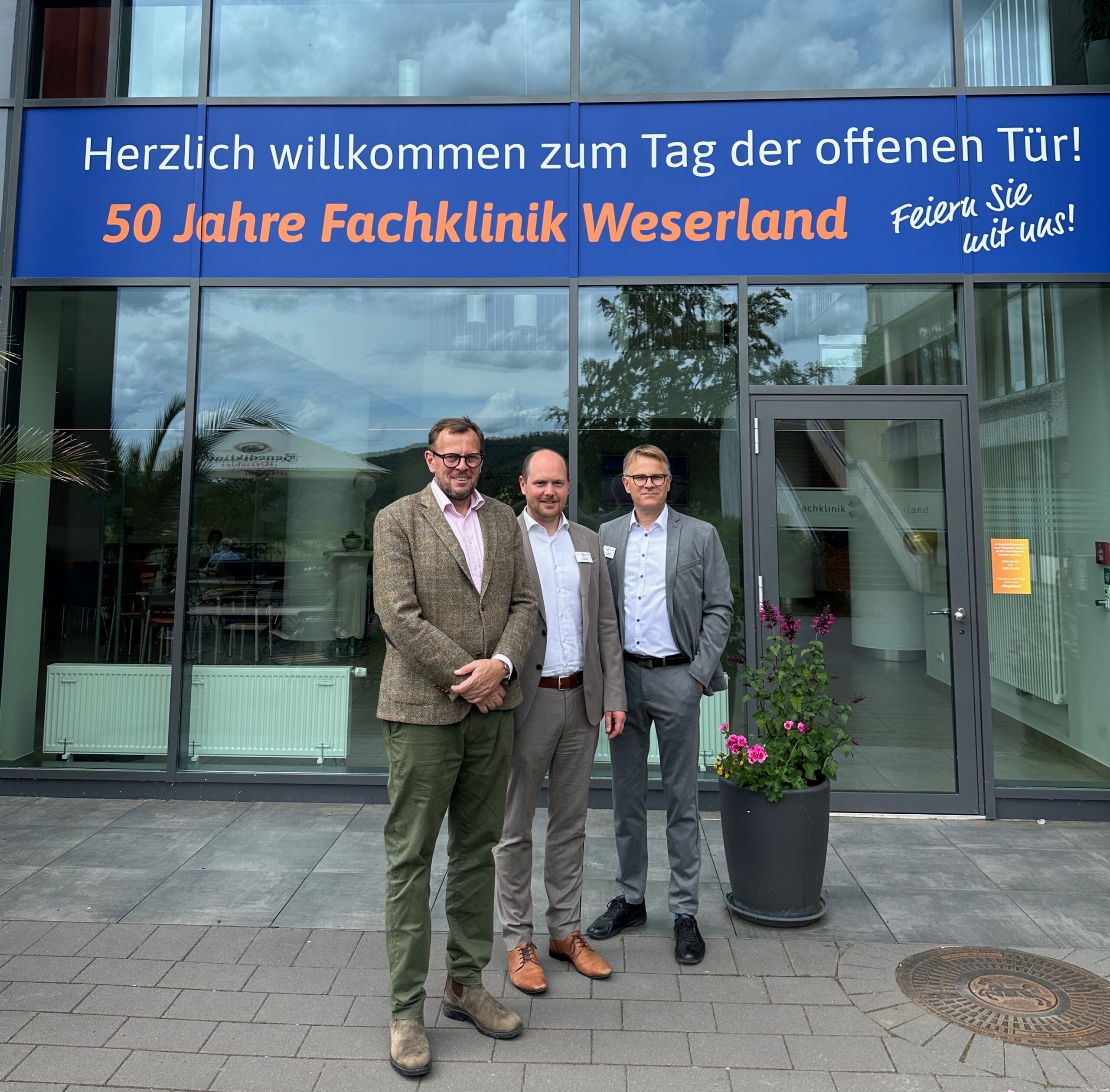 on links nach rechts: Axel Mau, Geschäftsführer (CEO) der REHASAN Kliniken Holding GmbH, Felix Muke-Greitemann, Klinikdirektor der Fachklinik Weserland, sowie Dr. med. Markus Wrenger, Ärztlicher Direktor und Facharzt für Innere Medizin und Kardiologie.