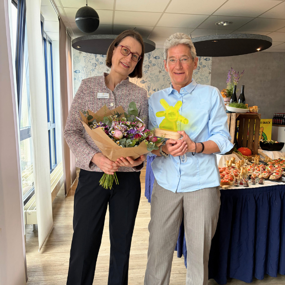 Frau Reeker-Meyer, die neue Klinikdirektorin, und Frau Löwner, die ehemalige Klinikdirektorin, stehen gemeinsam im Bild und lächeln in die Kamera.