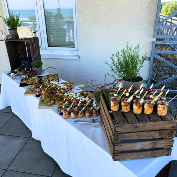 Buffet mit verschiedenen Gerichten auf der Dachterrasse