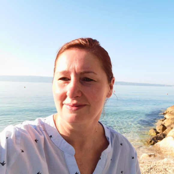 Frau Lendvai im Urlaub am Meer.